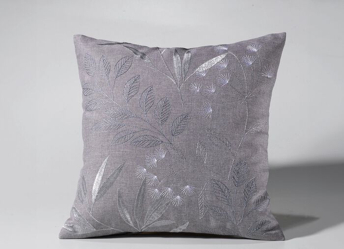 Bestickte Tisch- und Raumdekoration mit Gr&auml;ser- und Bl&auml;tter-Dessin SILBER