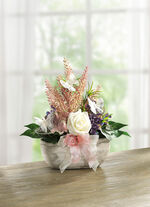 Gesteck in weißer Tonschale 