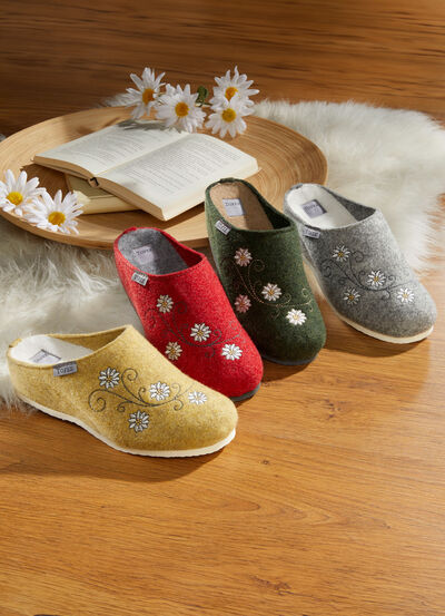 Hausschuh mit Obermaterial und Futter aus Wollfilz 