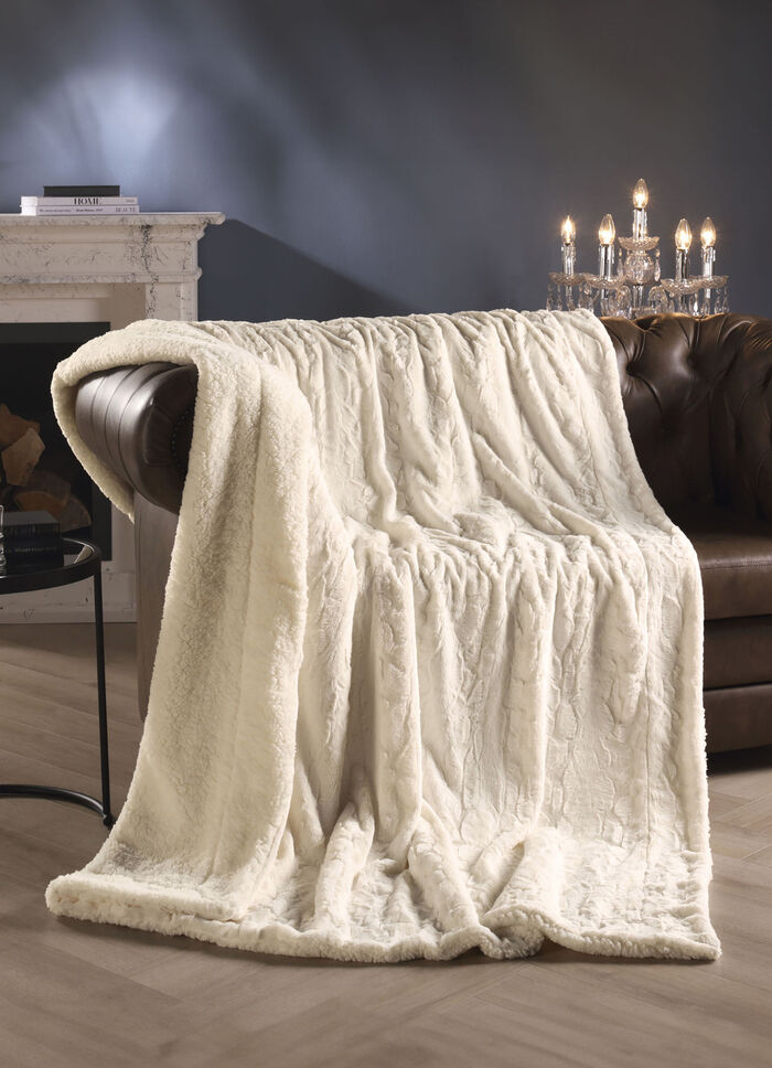 Kuschelige Wohndecke aus Webpelz-Fellimitat 