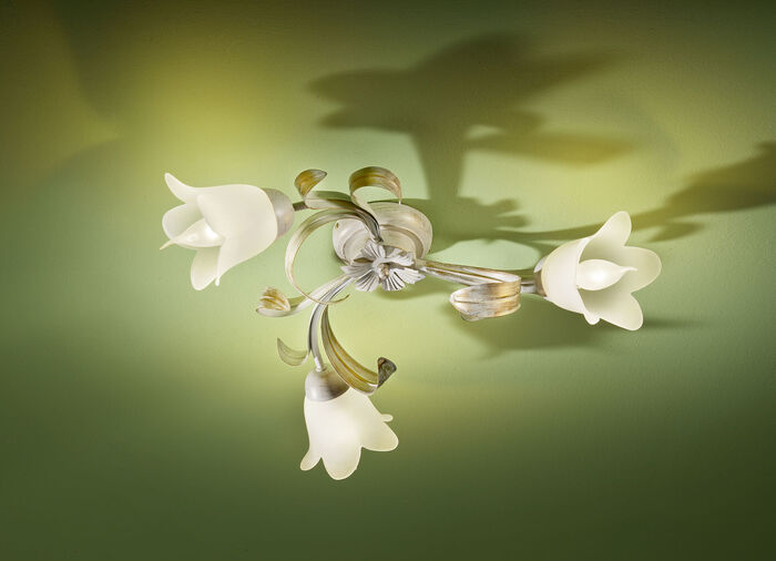 Deckenleuchte mit blütenförmigen Lampenschirmen 