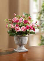 Wildrosen-Gesteck im Pokal 