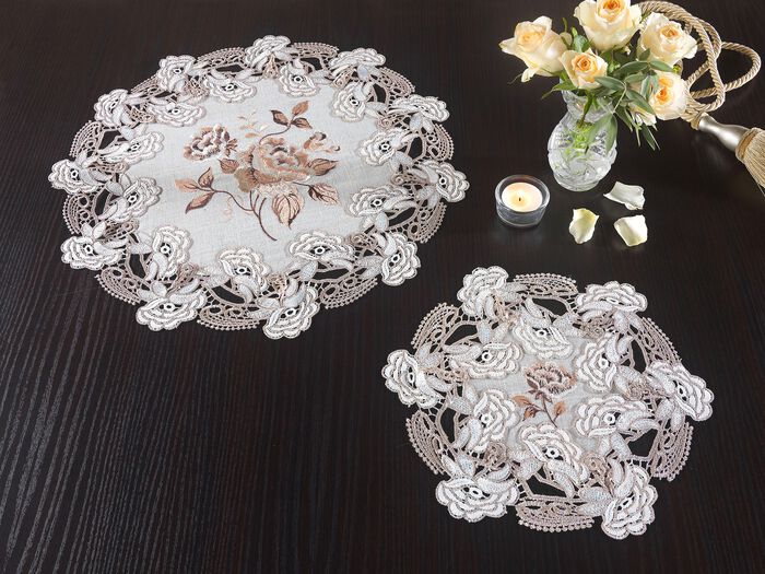 Tisch- und Raumdekoration mit Spitzenbord&uuml;re 