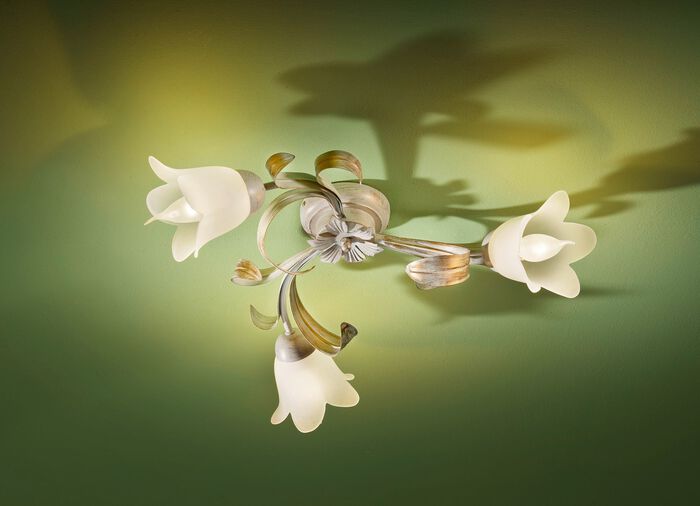 Deckenleuchte mit bl&uuml;tenf&ouml;rmigen Lampenschirmen 