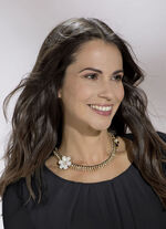 Goldfarbene Halskette mit Blüte 