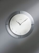 Hochwertige Wanduhr mit Funkuhrwerk WEISS