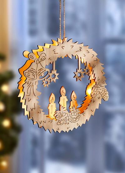 Beleuchtetes Fensterbild aus Holz 