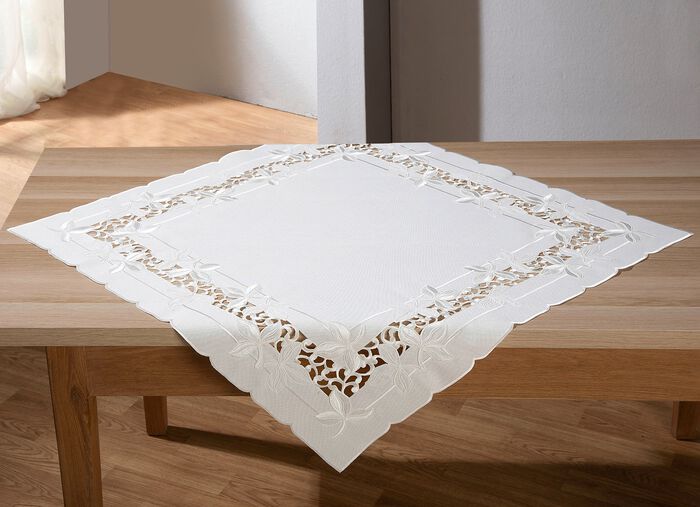 Tisch- und Raumdekoration mit aufwendigen Stickereien 