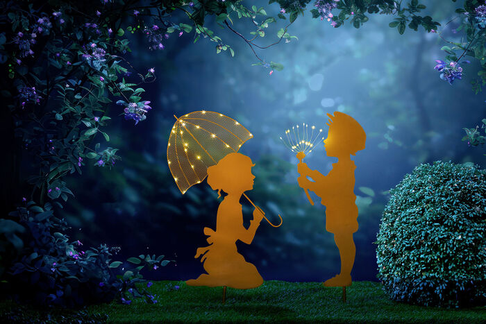 Junge und M&auml;dchen mit Schirm 