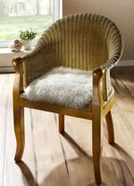 Merino-Lammfell-Sitzauflage in Tierform NATURWEISS