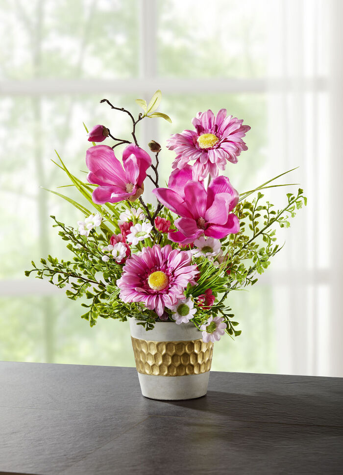 Gerbera-Magnolien-Gesteck im Topf 
