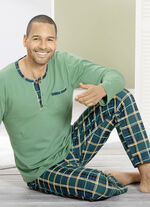 Schlafanzug mit Kontrastblende an Knopfleiste und Brusttasche 