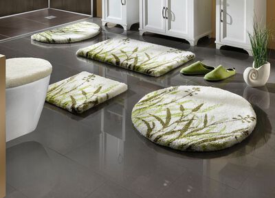 Naturnahe Badgarnitur mit Gr&auml;sermotiv 