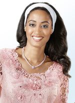 Halskette mit Schmuckperlen und Strassherz 