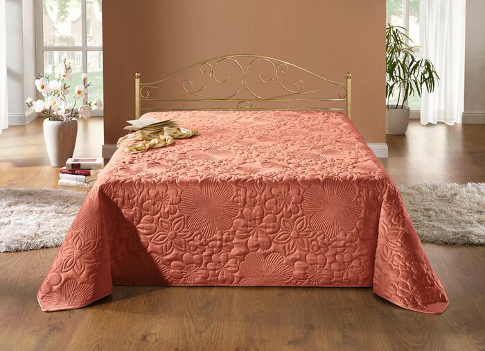 Hervorragend verarbeitete Tagesdecke und passende Kissenbez&uuml;ge 