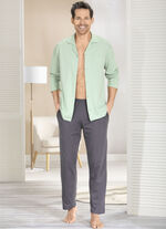 Schlafanzug mit durchgeknöpftem Oberteil und offenen Abschlüssen 