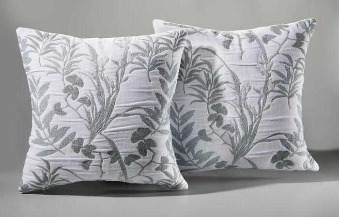 Tagesdecke und Kissenbezüge mit Gräser-Dessin GRAU