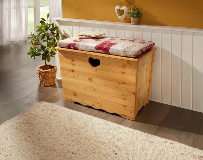 Teilmassive Truhe mit Herzausschnitt 