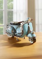 Handbemalter Vespa-Roller aus Blech 
