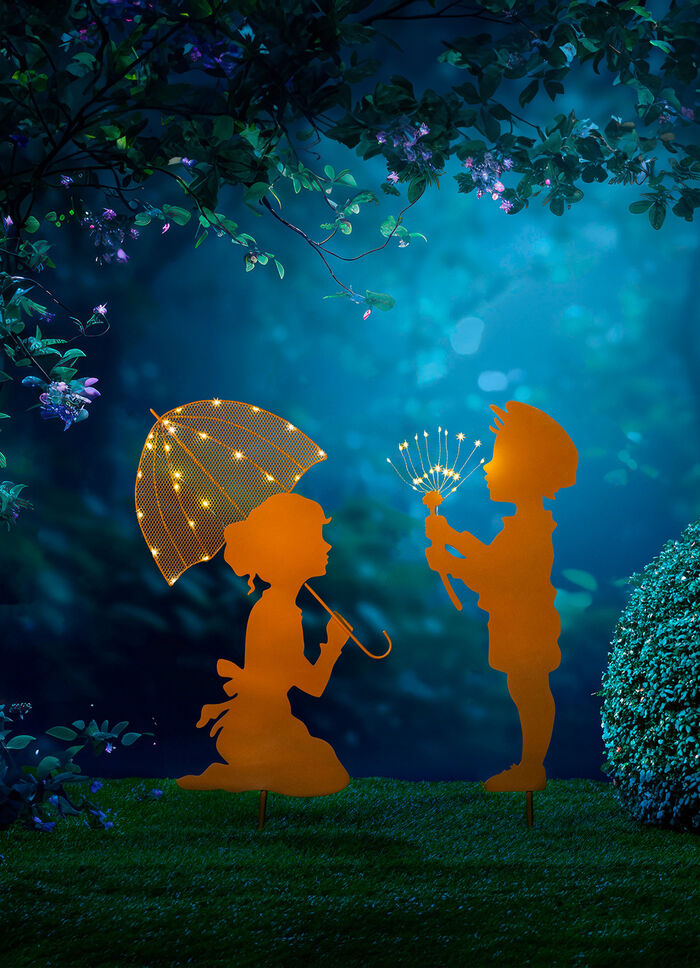 Junge und M&auml;dchen mit Schirm 