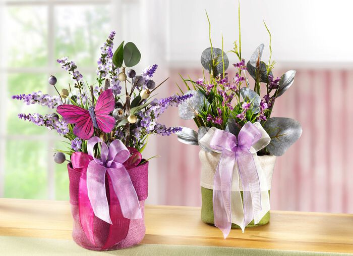 Fr&uuml;hlingsgesteck mit Blumen und Gr&auml;ser im Filzbeutel GR&Uuml;N