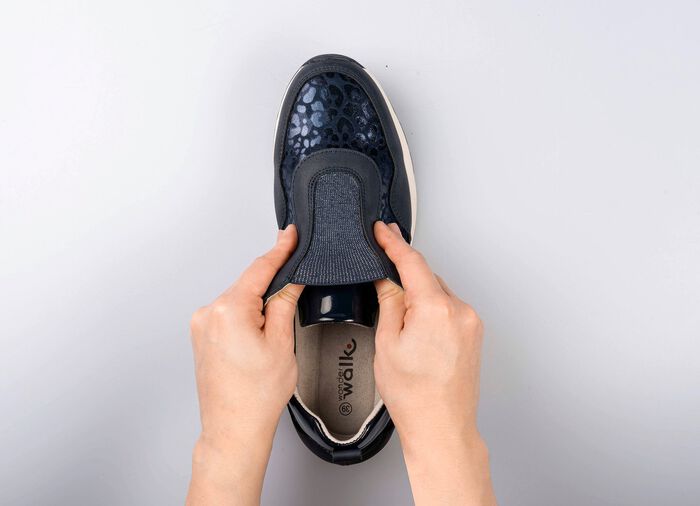 Modischer Stretch-Sneaker im Leo-Look BLAU