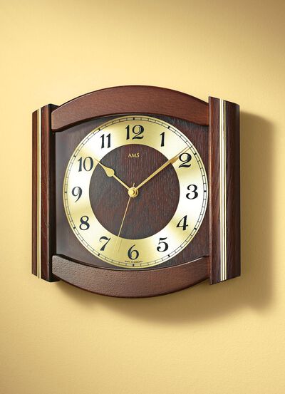 Funk-Wanduhr aus massivem Holz 