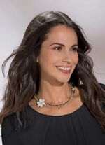 Goldfarbene Halskette mit Bl&uuml;te 