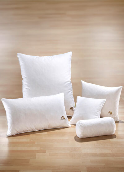 Kissenserie mit goldfarbener Satin-Biese 