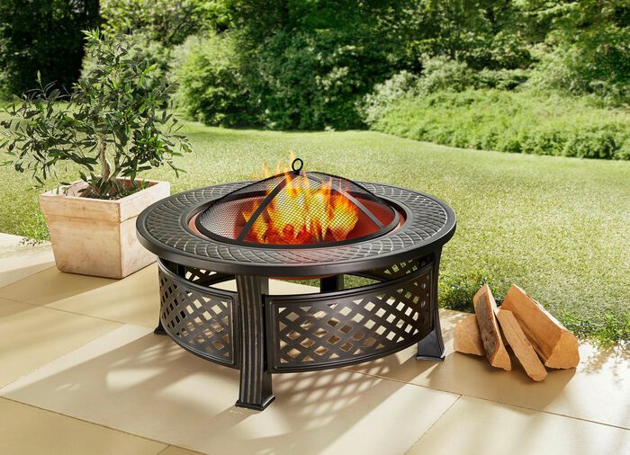 Feuerstelle mit Gitterdeckel und Sch&uuml;rhaken 