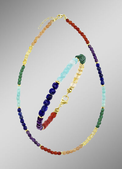 Funkelnde Garnitur mit Edelsteinen 