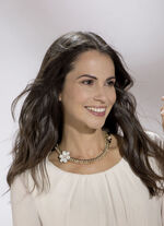 Goldfarbene Halskette mit Blüte 