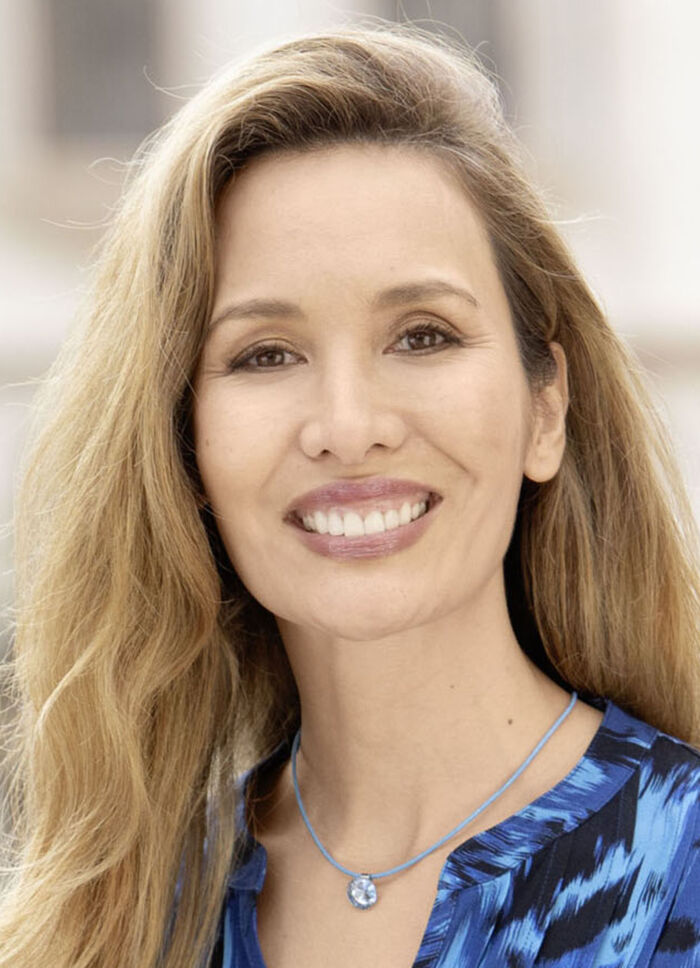 Halskette mit Lederband und Glassteinen 