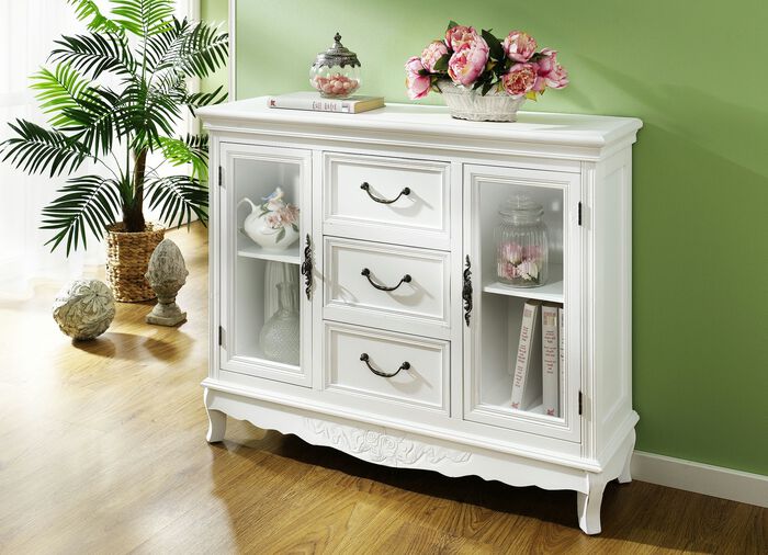 Kommode mit eingearbeiteten Gebrauchsspuren 