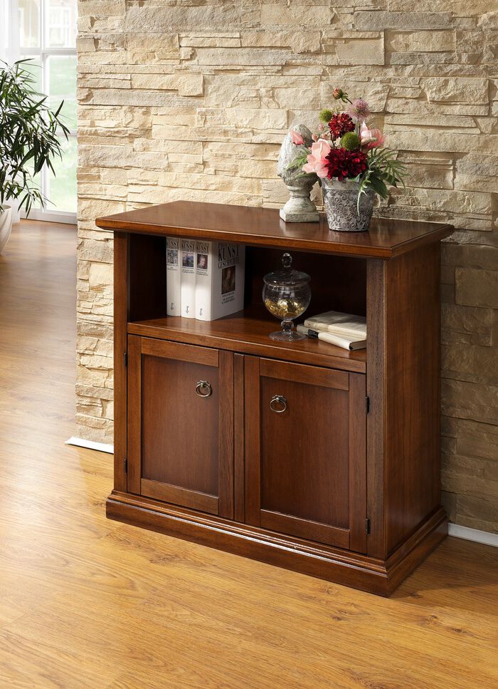 M&ouml;belserie aus teilmassivem Holz 