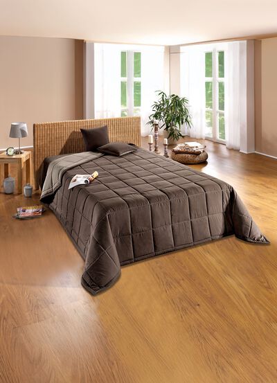 Tagesdecke mit Karo-Steppung und Bandeinfassung 