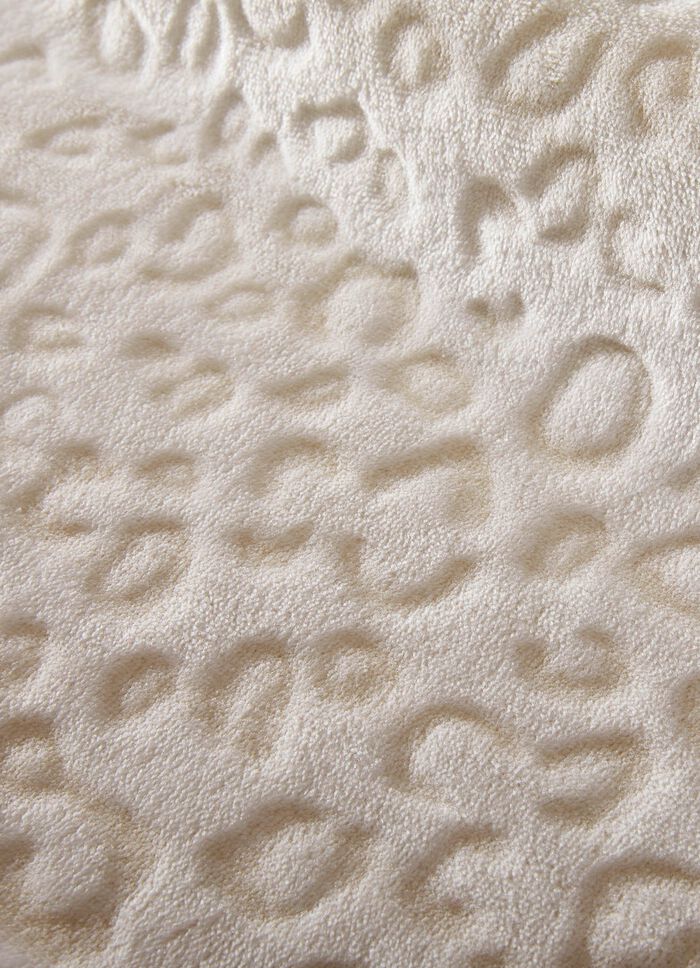 Wohndecke mit Leoparden-Optik 