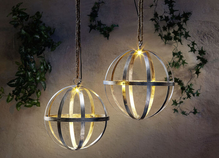 Solarleuchte mit silbern-glänzender Metalloberfläche 