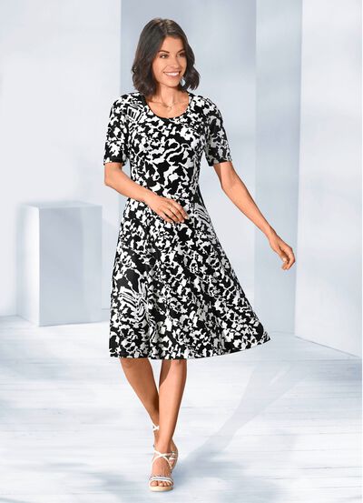 Kleid in schwingender Form 