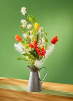 Blumen-Arrangement in Kanne 