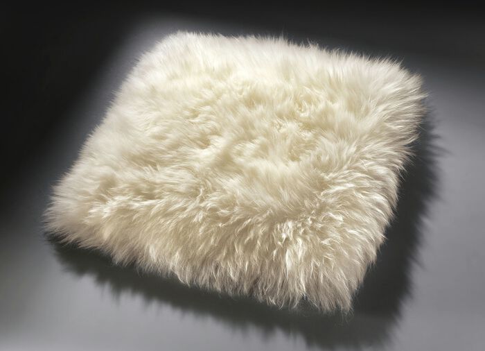 Merino-Lammfell-Sitzauflage in Tierform 