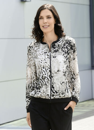 Blusenjacke mit schwarzem Rippenstrick 