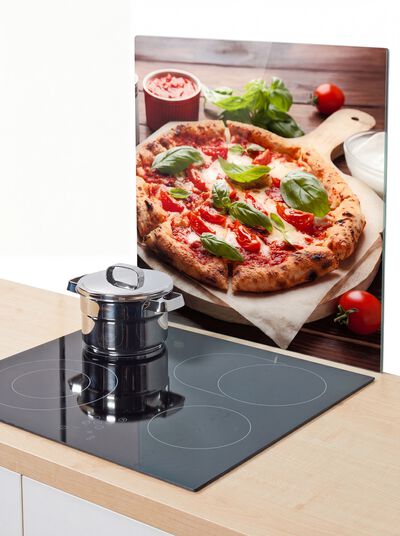 Wandblende aus Glas mit Pizza-Motiv 