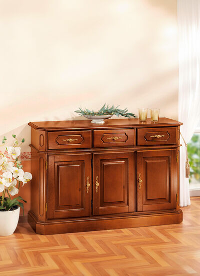 Kommode mit eleganten, goldfarbenen Metallgriffen 