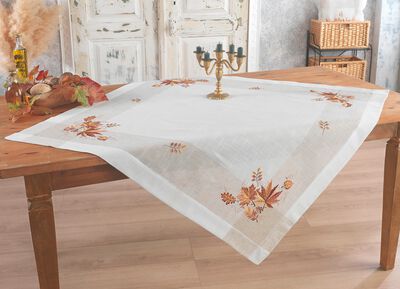 H&uuml;bsch bestickte Tisch- und Raumdekoration 