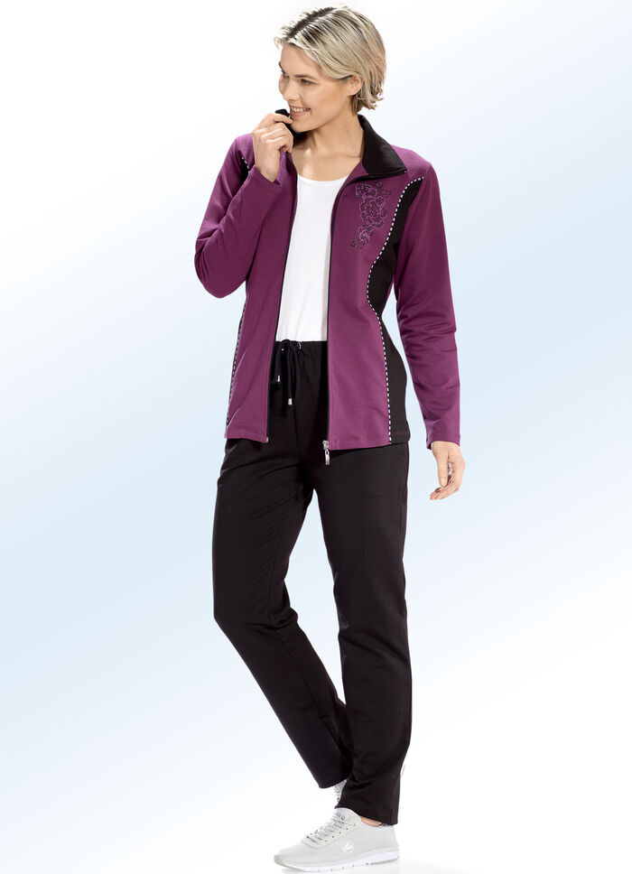 Freizeitanzug mit Kontrasteinsätzen und Zierpaspeln 