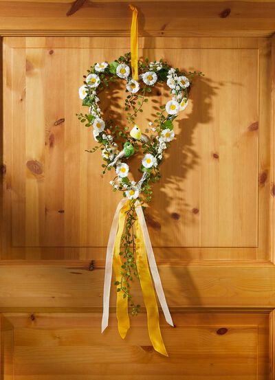 Weidenherz mit Bl&auml;ttern und Margeriten 