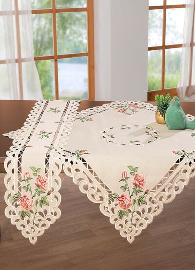 Tisch- und Raumdekoration mit Rosendessin 