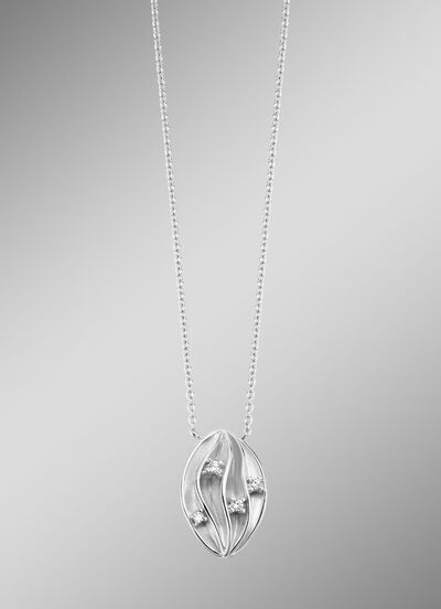 Elegante Halskette mit spitzovalem Anhänger 