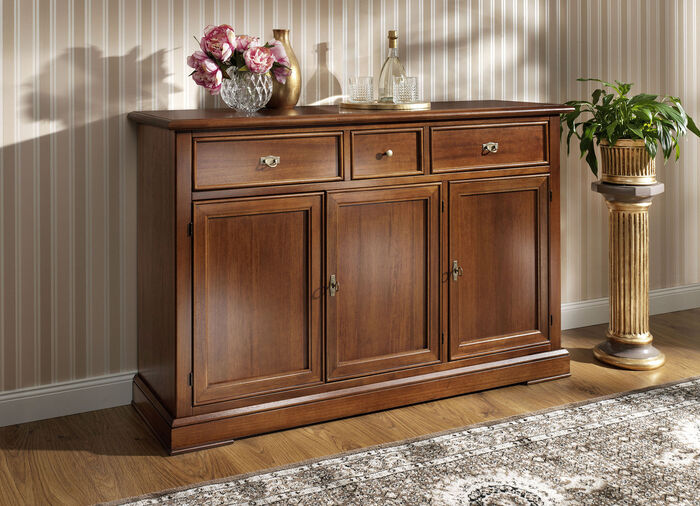 Teilmassive Kommode mit kunstvollen Verzierungen 